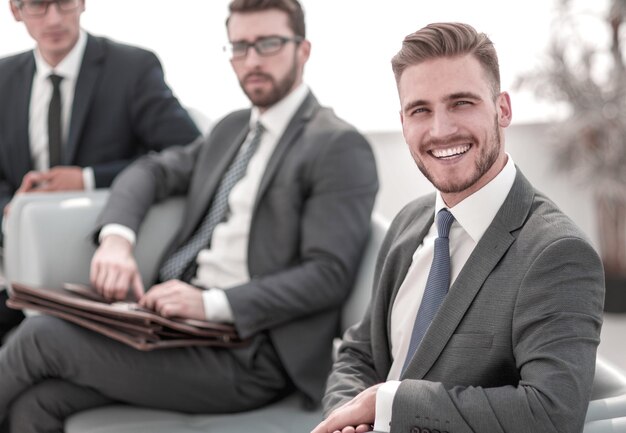 Foto grupo de empresarios sentados en la recepción de la oficina