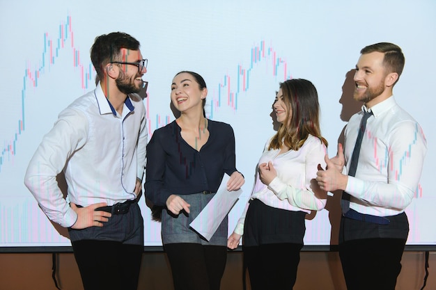 Grupo de empresarios sonriendo a la cámara Vista frontal