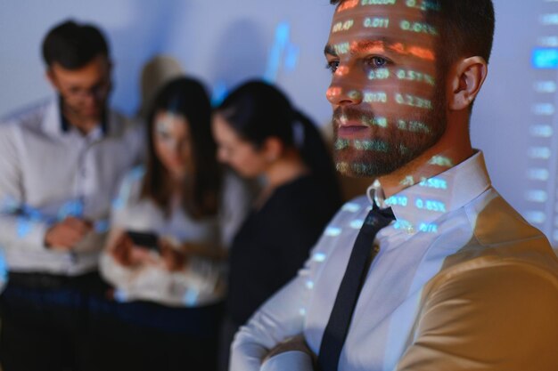 Foto grupo de empresarios sonriendo a la cámara vista frontal