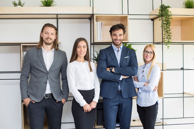 Foto grupo de empresarios sonrientes