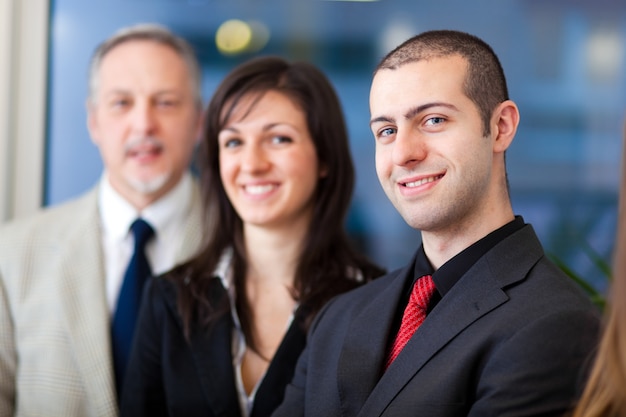 Grupo de empresarios sonrientes