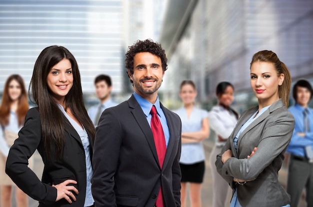 Grupo de empresarios sonrientes