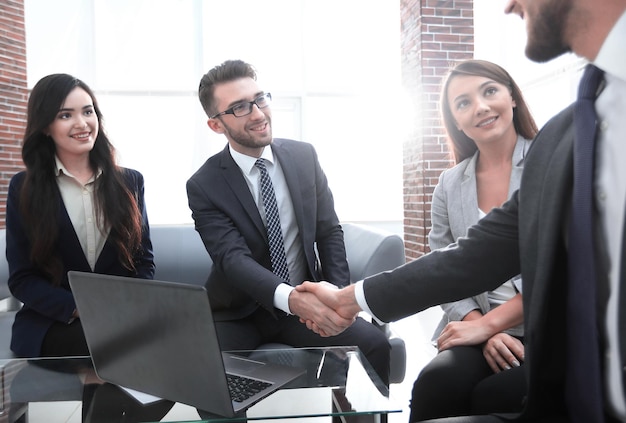 Grupo de empresarios trabajando juntos en la oficina