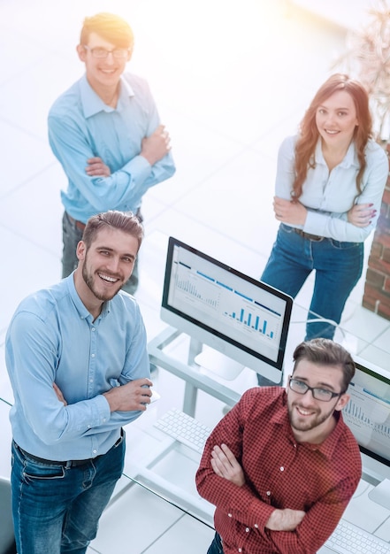 Grupo de empresarios trabajando juntos