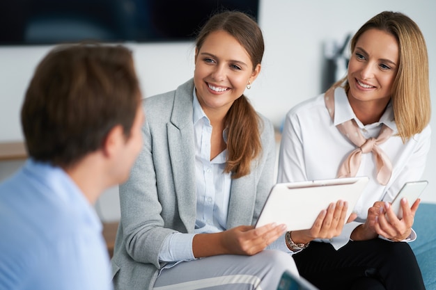 grupo de empresarios trabajando juntos