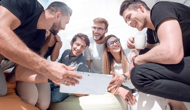 Grupo de empresarios vestidos casualmente discutiendo ideas en la oficina concepto de una startup