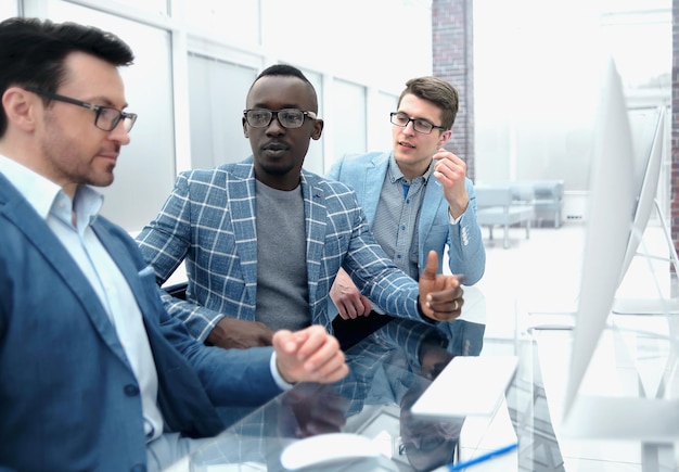 Grupo de empresarios vestidos casualmente discutiendo ideas en la oficina entre semana