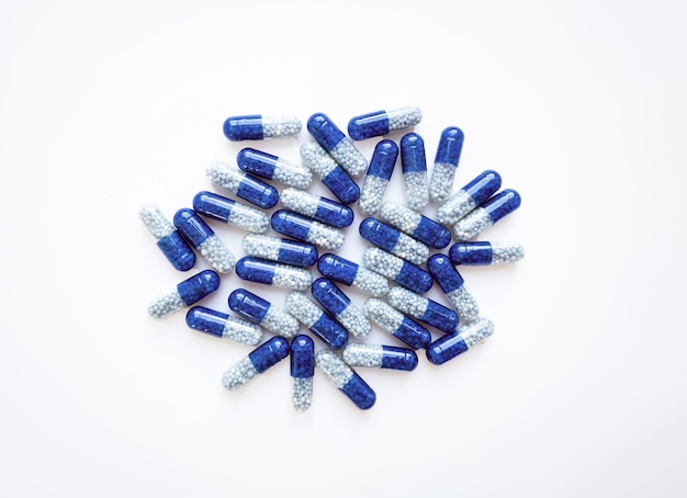 Grupo de enfoque selectivo de píldoras médicas azules aisladas sobre fondo blanco concepto de salud y medicina