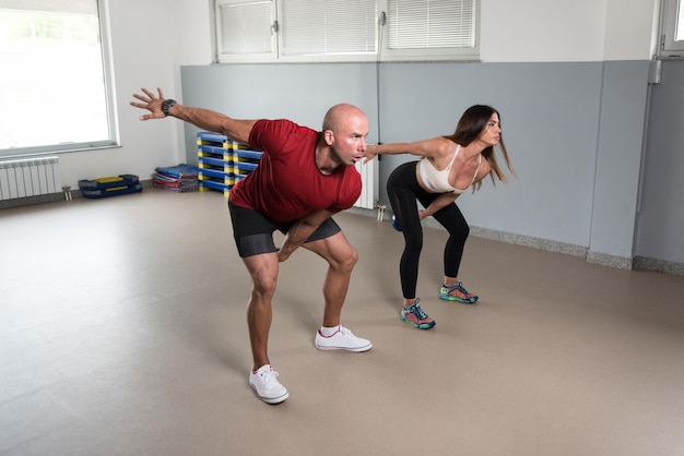 Grupo de entrenamiento de personas con Kettle Bell