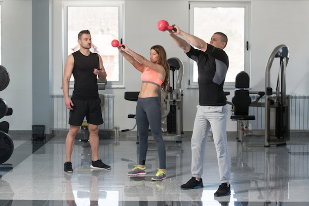 Grupo de entrenamiento de personas con Kettle Bell