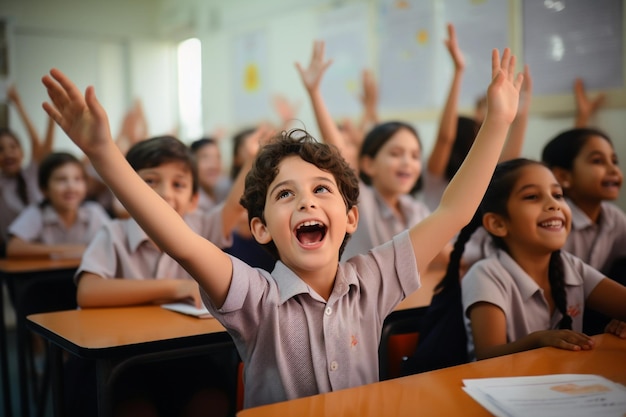 Grupo entusiasta de estudiantes pasando un buen rato en la escuela Concepto de regreso a la escuela