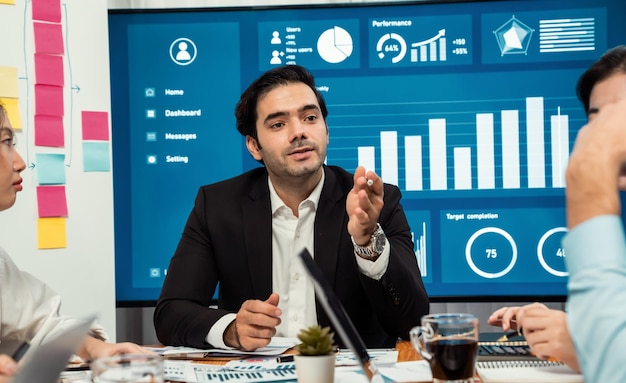 Grupo de equipo de analistas empresariales que analizan el informe de datos financieros Habiliment