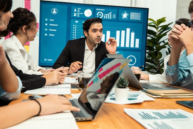 Grupo de equipo de analistas empresariales que analizan el informe de datos financieros Habiliment