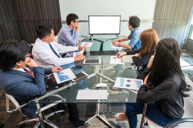 Grupo de equipo asiático de negocios que tiene video conferencia