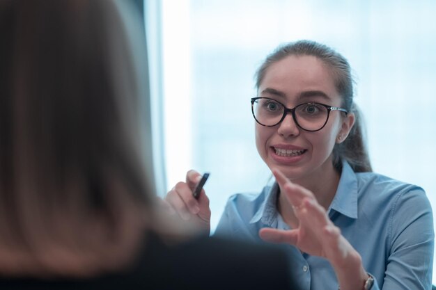 Grupo de equipo exitoso de jóvenes empresarios multiétnicos que trabajan y se comunican juntos en cre