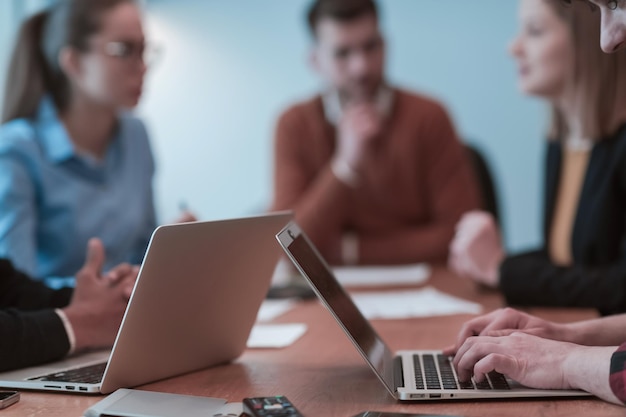 Grupo de equipo exitoso de jóvenes empresarios multiétnicos que trabajan y se comunican juntos en cre