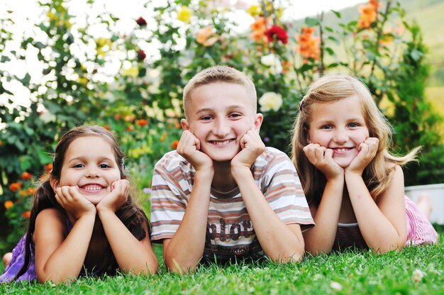 grupo de equipo de niño feliz al aire libre en la naturaleza diviértete