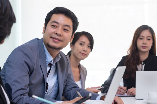 Grupo de equipo de reunión de negocios en la sala de la oficina.