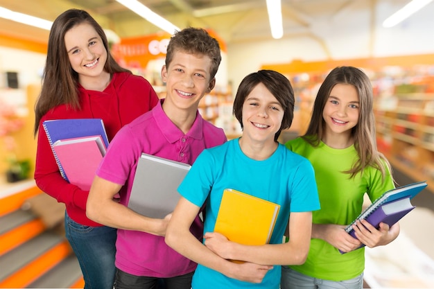 Foto grupo de escolares adolescentes felices con libros. aislado.