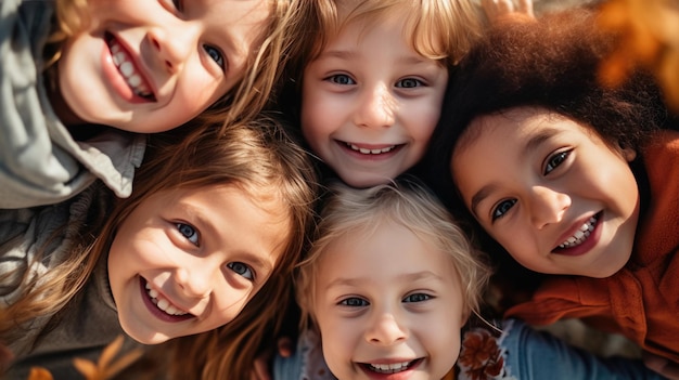 Un grupo de escolares felices reunidos en círculo y miran a la cámara desde abajo Creado con tecnología de IA generativa