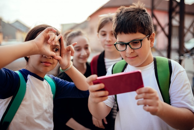 Grupo de escolares haciendo selfie