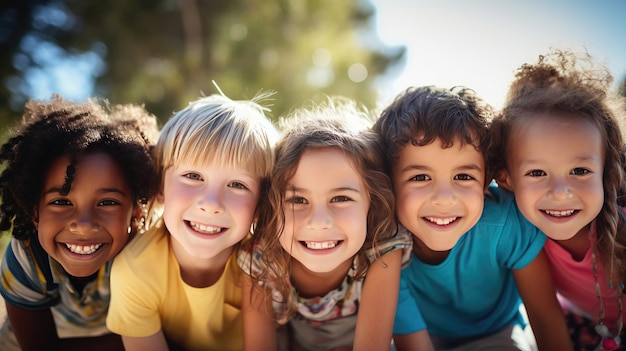 Un grupo de escuela primaria de niños sonrientes al aire libre