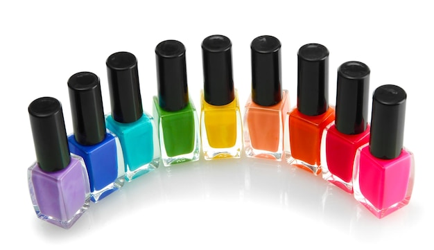 Grupo de esmaltes de uñas brillantes aislados en blanco