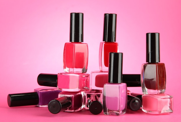 Grupo de esmaltes de uñas brillantes, en rosa