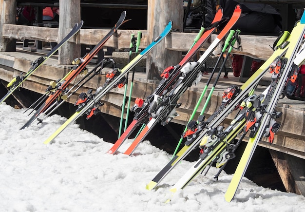 Grupo de esquís alpinos y bastones en la nieve.