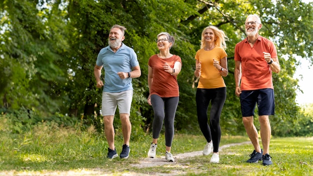 Grupo de estilo de vida saludable de personas mayores en ropa deportiva para correr al aire libre