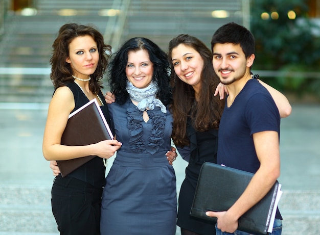 Grupo de estudiantes alegres.