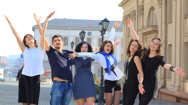 Grupo de estudiantes alegres.