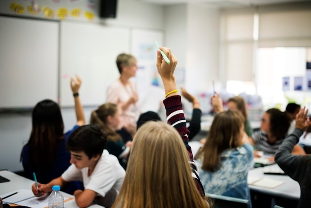 Foto grupo de estudiantes aprendiendo el estilo de vida escolar.