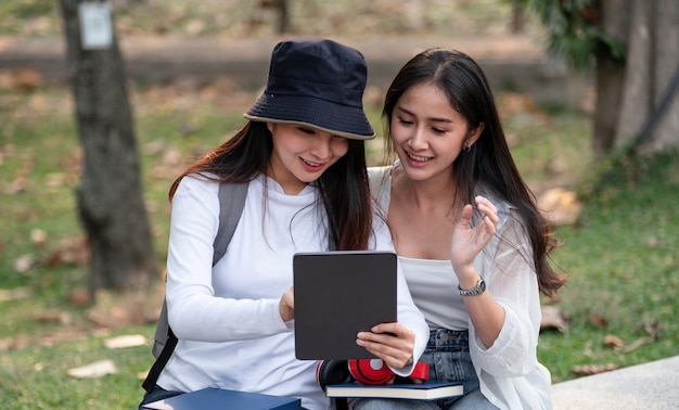 Grupo de estudiantes asiáticos que estudian con tableta