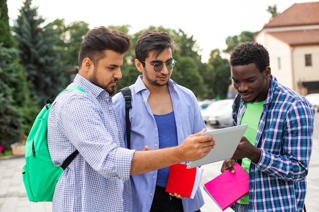 El grupo de estudiantes ayuda a su compañero de clase con la navegación.