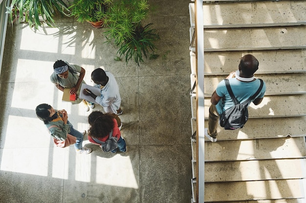 Grupo de estudiantes en el campus de la escuela