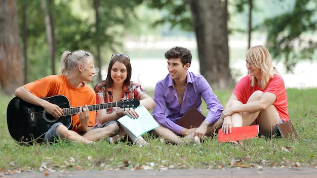 Grupo de estudiantes descansando en el parque de la ciudad.