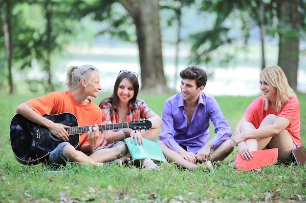 Grupo de estudiantes descansando en el parque de la ciudad.