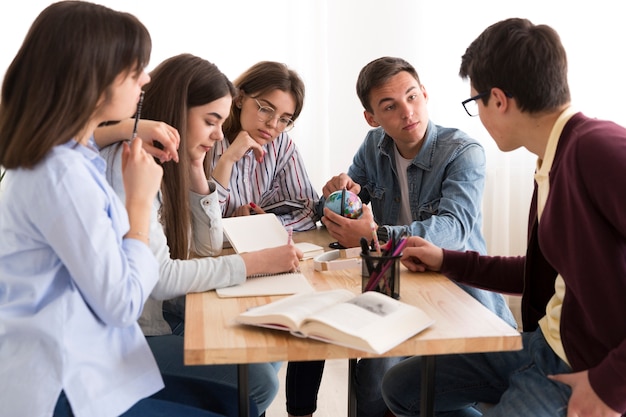 Grupo de estudiantes discutiendo proyecto