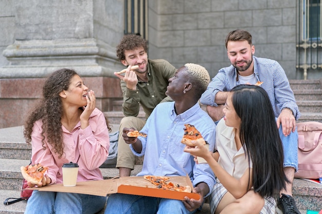 Grupo de estudiantes disfrutando de una deliciosa pizza
