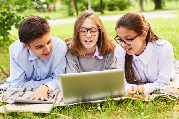 Grupo de estudiantes enfocados en el trabajo