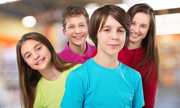 Foto grupo de estudiantes de la escuela feliz sonriendo a la cámara