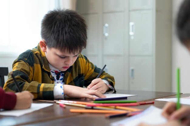 Un grupo de estudiantes de una escuela internacional que promueve la creatividad