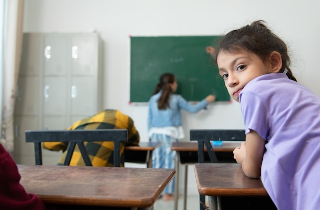 Foto un grupo de estudiantes de una escuela internacional que promueve la creatividad