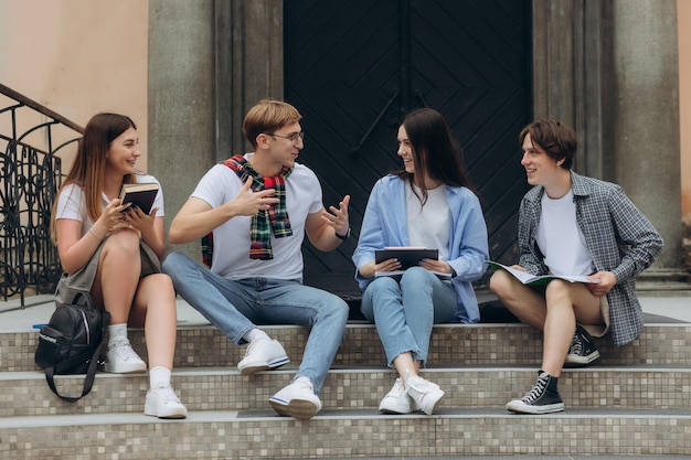 Un grupo de estudiantes están hablando en la calle.