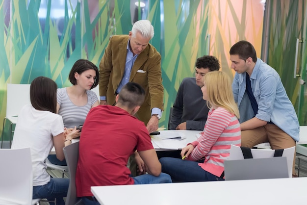 grupo de estudiantes estudian con el profesor en el aula de la escuela moderna