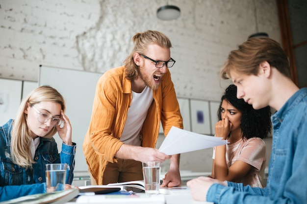 grupo de estudiantes estudiando juntos