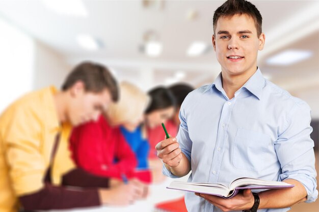 Foto grupo de estudiantes en formación informática con profesor