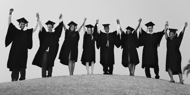 Grupo de estudiantes graduados diversos