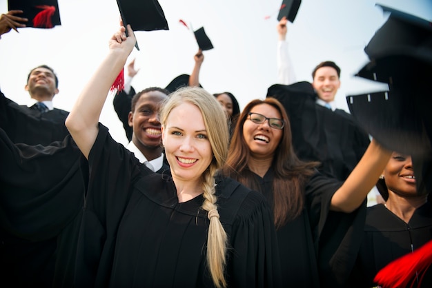 Grupo de estudiantes graduados diversos